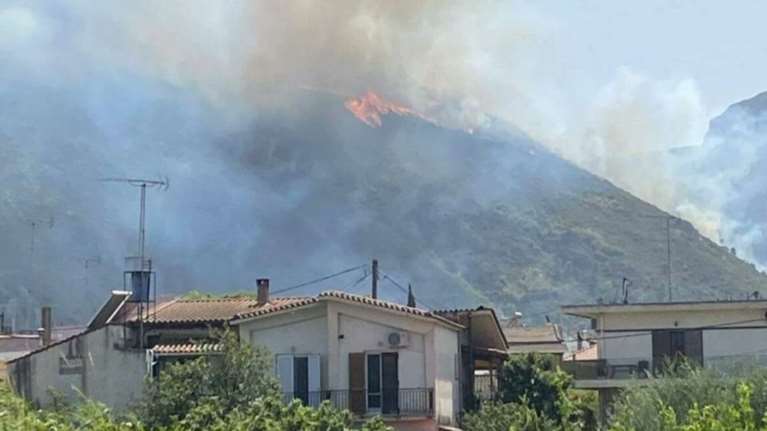 Φωτιά στο Αίγιο: Μήνυμα από το 112 για εκκένωση του οικισμού Κάστρο - (Βίντεο)