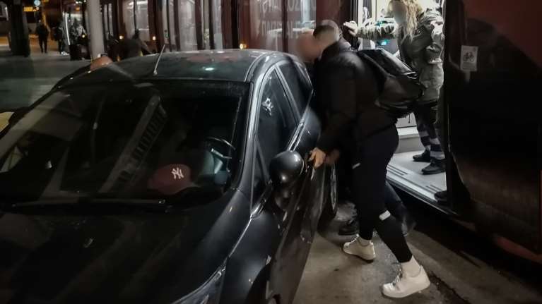 Νέα Σμύρνη: Επιβάτες του τραμ σηκώνουν με τα χέρια παρκαρισμένο αυτοκίνητο για να το μετακινήσουν