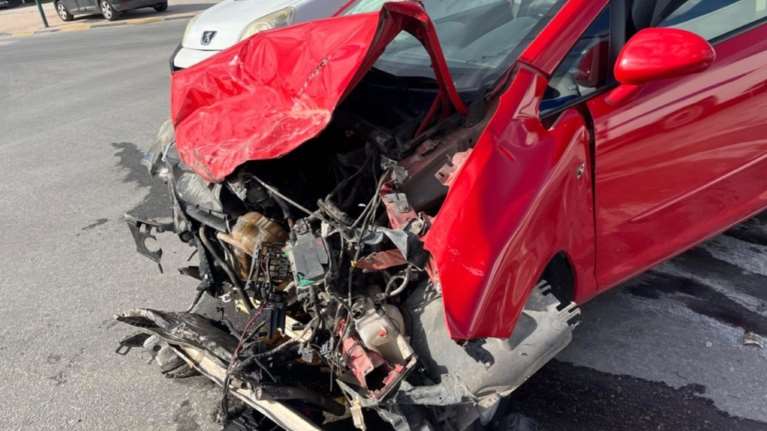 Πολύ σοβαρό τροχαίο στη Λάρισα: ΙΧ συγκρούστηκε με στρατιωτικό όχημα - "Άγιο" είχαν οι επιβαίνοντες