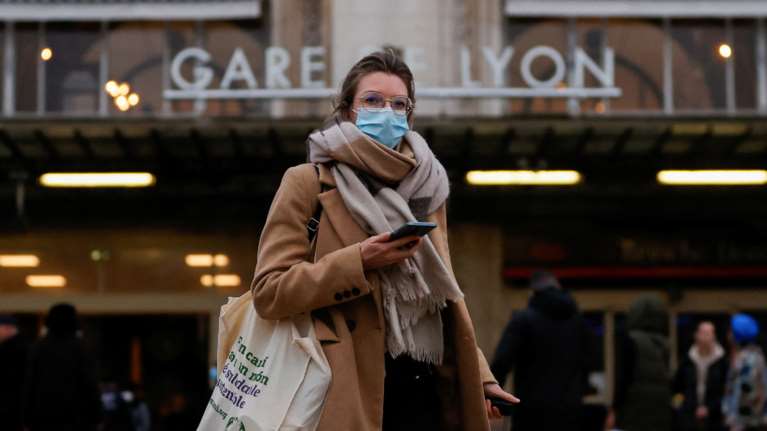 Κορονοϊός: Πότε η πανδημία θα περάσει σε ενδημική φάση - Ο &quot;παράγοντας Όμικρον&quot;