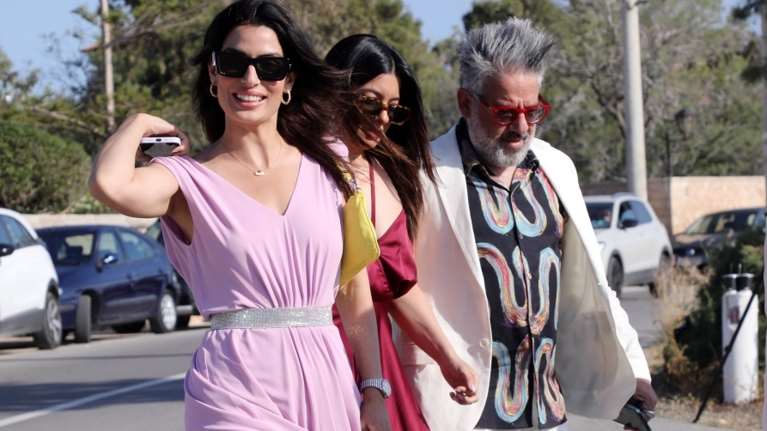 Τόνια Σωτηροπούλου: Στην Αίγινα για τον γάμο Μουζουράκη - Κόζαρη - Το φόρεμα που επέλεξε [εικόνες]