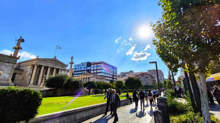 Θερμή εισβολή με νοτιάδες, υγρασία και σκόνη μέχρι τη  Δευτέρα  - Πότε παίρνουμε την πρώτη γερή γεύση χειμώνα