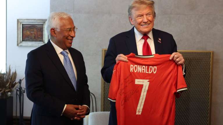 G7: Ο Κριστιάνο Ρονάλντο χάρισε φανέλα της εθνικής Πορτογαλίας στον Τραμπ με μήνυμα για την ειρήνη