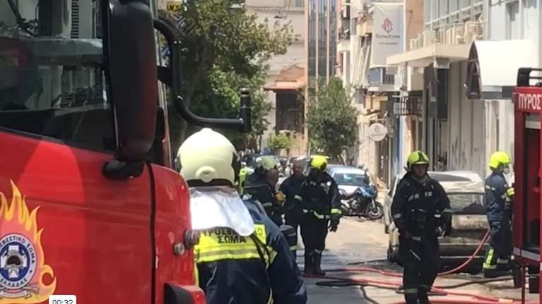 Φωτιά σε εγκαταλελειμμένο κτίριο και σε δύο οχήματα στην Αθήνα [βίντεο]