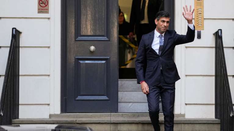 Βρετανία: Την Τρίτη το &quot;ραντεβού&quot; του Σούνακ με τον βασιλιά Κάρολο - Θα του αναθέσει την πρωθυπουργία