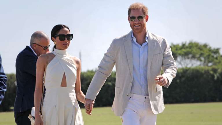 Μέγκαν Μαρκλ: Casual και αμακιγιάριστη στο ολόλευκο σπίτι της - H στιλιστική αναφορά στα παιδιά της