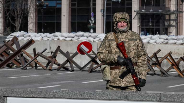 Ουκρανία: Μάχες λίγο έξω από το Κίεβο, αγωνία για τους αμάχους στη Μαριούπολη - Γιατί άργησε η προέλαση του ρωσικού στρατού