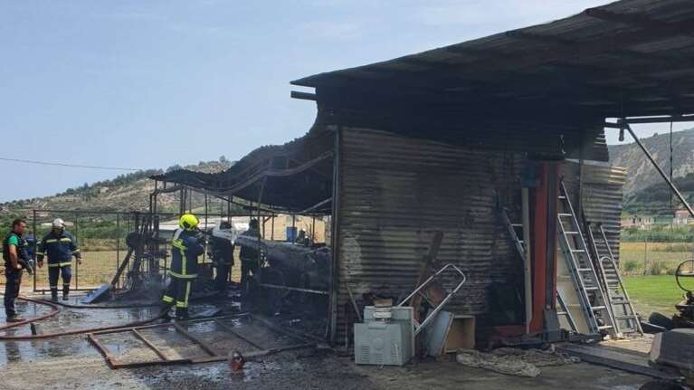 Ηράκλειο: Φωτιά σε αποθήκη στην Φοινικιά [εικόνες]