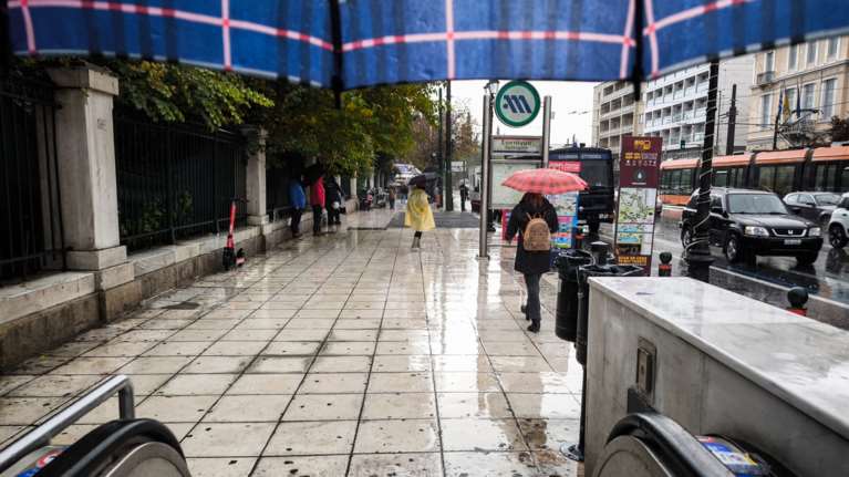 Καιρός: Σποραδικές βροχές και καταιγίδες στο μεγαλύτερο μέρος της χώρας - Πού αναμένονται χιόνια