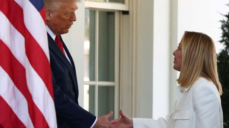 Μελόνι κατά της woke κουλτούρας: Προσπαθούν να μας χωρίσουν από τις ΗΠΑ - Την επαινεί ο Τραμπ