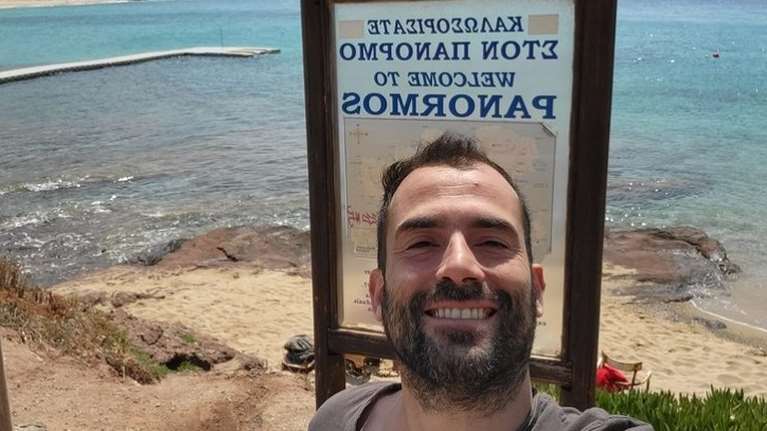 Στο αποτεφρωτήριο Ριτσώνας το τελευταίο αντίο στον δημοσιογράφο Αντώνη Χρυσουλάκη - Τον αποχαιρέτησαν με το τραγούδι &quot;ήλιος θεός&quot;