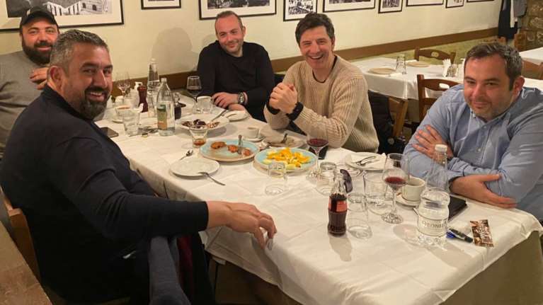 Στα Τρίκαλα για… business ο Σάκης Ρουβάς - Το γεύμα σε γνωστή ταβέρνα [εικόνα]