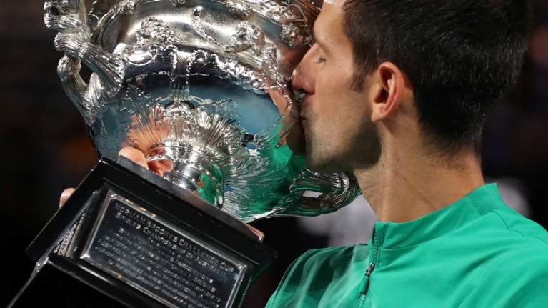 Η συνέντευξη &quot;φωτιά&quot; που καίει τον Τζόκοβιτς: Φωτογραφιζόταν χωρίς μάσκα ενώ ήξερε πως είχε κορονοϊό [εικόνες]