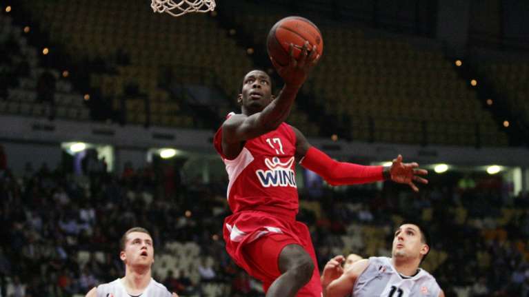 Πρώην παίκτης του Ολυμπιακού κατηγορείται ότι γρονθοκόπησε και προσπάθησε να πνίξει την αδελφή του