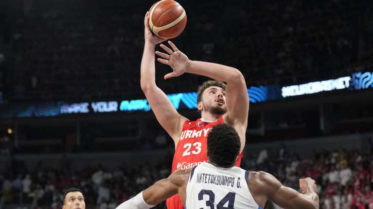 Οι &quot;εμπρηστικές&quot; αναρτήσεις του Σενγκούν με τον Κεμάλ και ο στίχος &quot;Δεν θα ήταν ωραίος καιρός για θάλασσα;&quot;