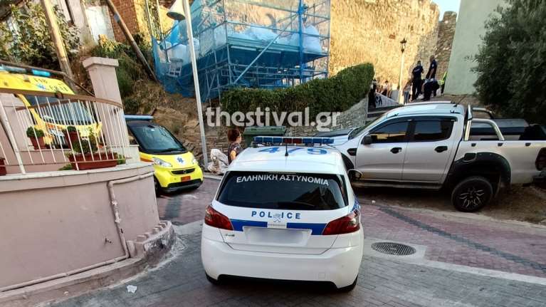 Φρίκη στη Θεσσαλονίκη: Ένας άνδρας μαχαίρωσε μια 19χρονη κοπέλα στη μέση του δρόμου