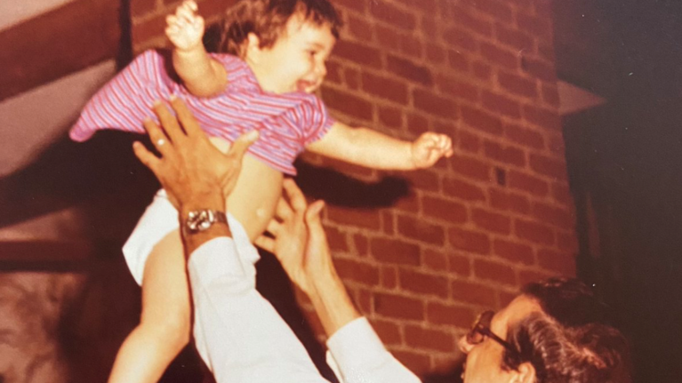 Ποια υπουργός είναι το μωρό της φωτογραφίας; - Τι εύχεται στον πατέρα της