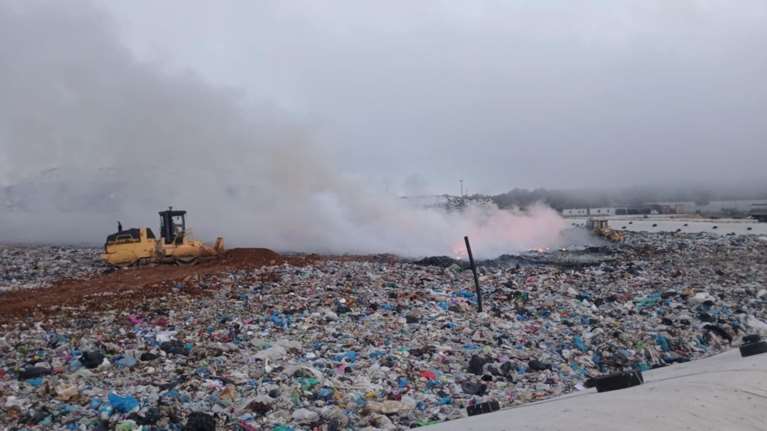 Φωτιά στη Ζάκυνθο: Πυρκαγιά σε χωματερή, μήνυμα από το 112