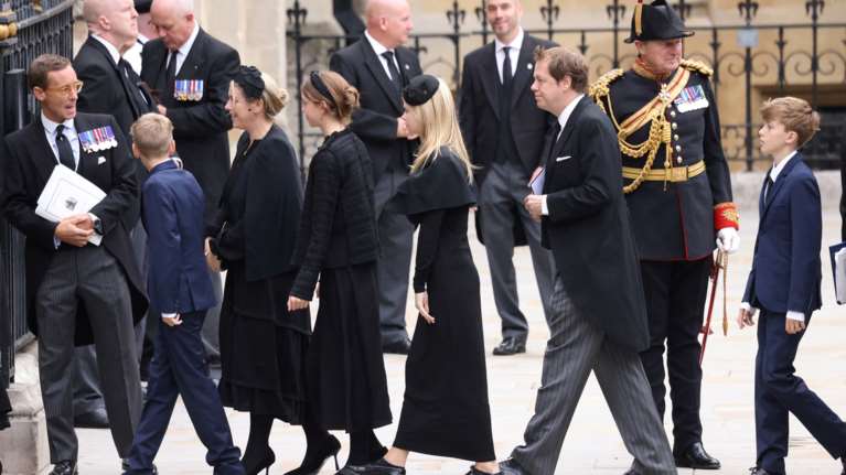 Τομ Πάρκερ Μποουλς - Λόρα Λόπες: Τα παιδιά και τα εγγόνια της Καμίλα στην κηδεία της βασίλισσας