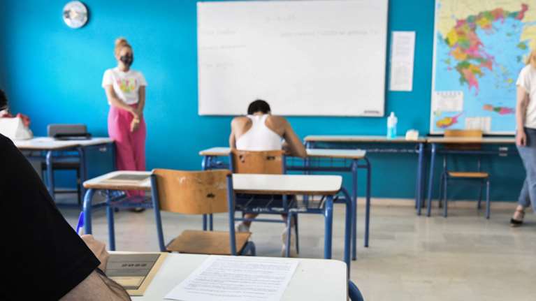 Πάρτι στο Twitter για την Τράπεζα Θεμάτων - &quot;Πέφτει πιο εύκολα και από τον... Καραγκούνη&quot;