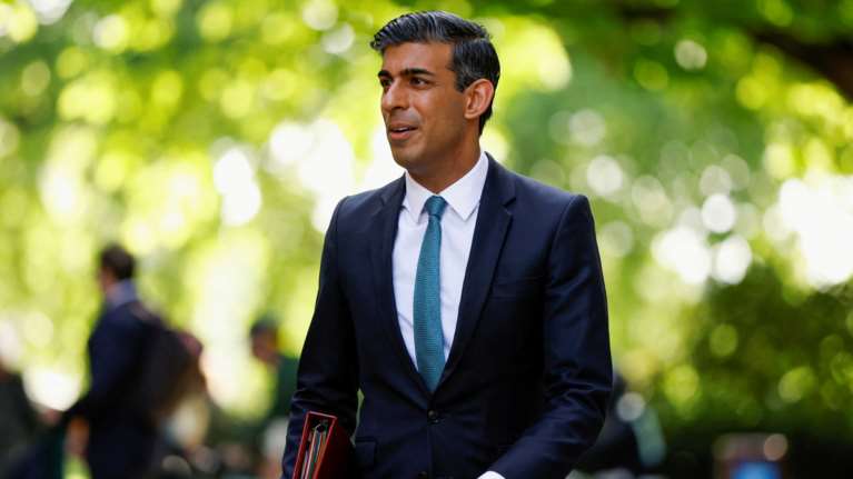 Βρετανία: Ο Ρίτσι Σούνακ θα θέσει υποψηφιότητα για να διαδεχτεί τον Μπόρις Τζόνσον