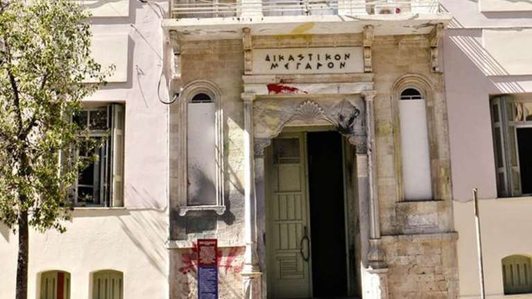 Ηράκλειο: Μπουνιές και κλωτσιές απο πατέρα ανήλικης μέσα στο δικαστήριο - Παρενοχλούσε τη θετή κόρη του