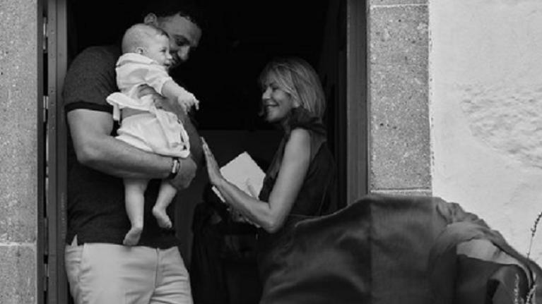 Τζένη Μπαλατσινού: Το αέρινο φόρεμα που επέλεξε στη βάφτιση του γιου της ανήκει σε ελληνικό brand