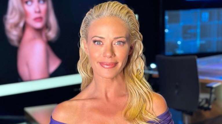 Ζέτα Μακρυπούλια: Ποζάρει με την αλμύρα στο πρόσωπο και δείχνει πώς μπορούμε να φορέσουμε ένα παρεό ως μαντήλι στο κεφάλι