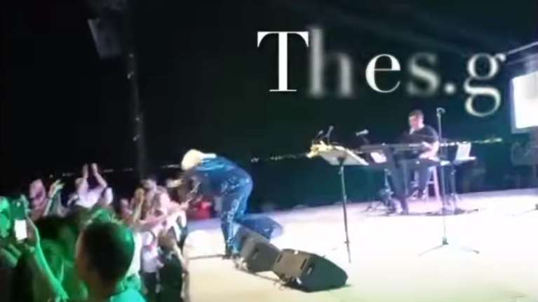 Ατύχημα για την Μπέσσυ Αργυράκη: Σκόνταψε και έπεσε από τη σκηνή σε συναυλία στη Θεσσαλονίκη [βίντεο]