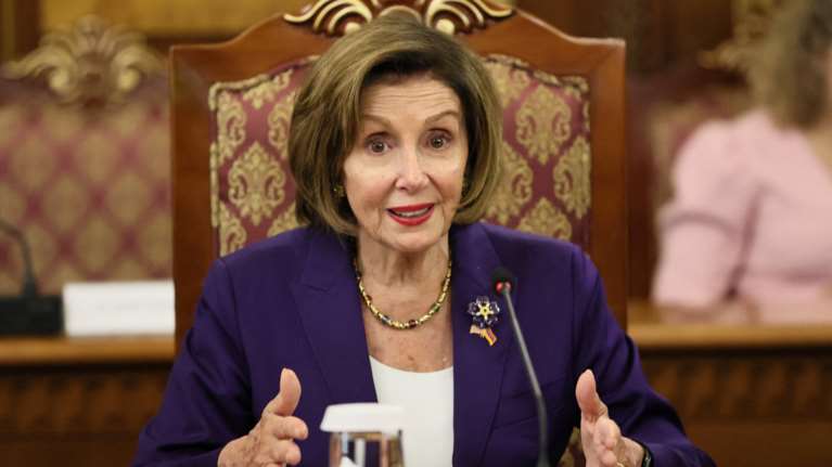 Η Πελόζι προκαλεί τον Τραμπ: Είναι υπερβολικά δειλός για να υπακούσει και να καταθέσει στη βουλή