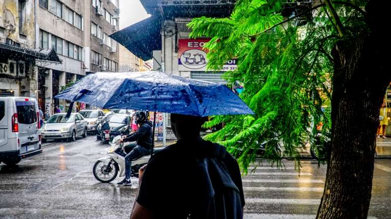 Φθινοπωρινή ημέρα σήμερα με βροχές και πτώση της θερμοκρασίας - Πού θα χρειαστείτε ομπρέλα