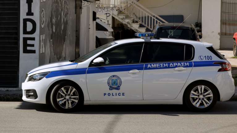 &quot;Πίνω για να ξεχάσω τι μού κάνει ο πατέρας μου&quot;: Συνελήφθη 40χρονος που βίαζε την 14χρονη κόρη του για τρία χρόνια