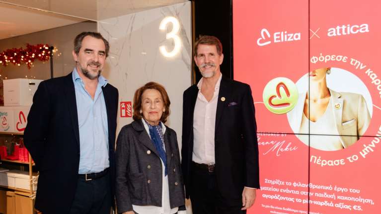 O Νικόλαος και ο Παύλος Ντε Γκρες σε φιλανθρωπικό bazaar στο κέντρο της Αθήνας