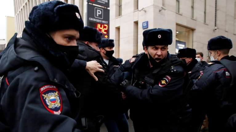 Ρωσία: Παραδόθηκ ο ανδρας με τσεκούρι που κρατούσε ομήρους έξι παιδιά στην Αγία Πετρούπολη