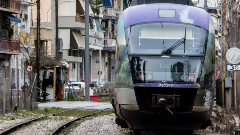 Τραγωδία στα Σεπόλια: Πέθανε η ηλικιωμένη που παρασύρθηκε από συρμό προαστιακού