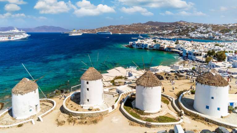 Μύκονος: &quot;Θέλουν ένα ‘δωράκι’ τα παιδιά&quot; - Καίνε τον αστυνομικό τα SMS με τους εργολάβους της αυθαιρεσίας