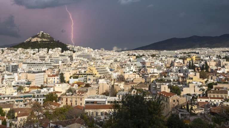 Κακοκαιρία Atena: Σε ποιες περιοχές θα &quot;χτυπήσουν&quot; σφοδρές καταιγίδες και χαλάζι - Η ΕΜΥ επικαιροποίησε το Έκτακτο Δελτίο