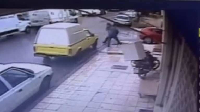 Τρίκαλα: Αιματηρή ληστεία σε χρηματαποστολή - Βίντεο ντοκουμέντο με την επίθεση στον σεκιουριτά