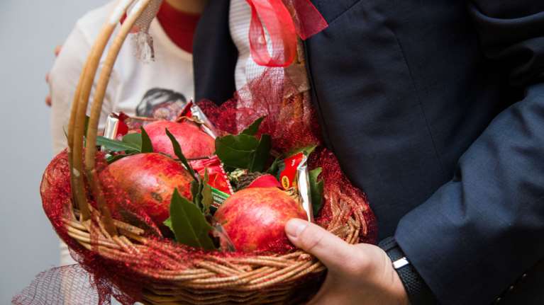 Τα έθιμα της Πρωτοχρονιάς: Το σπάσιμο του ροδιού και το φαγητό για τις Μοίρες στην Πελοπόννησο