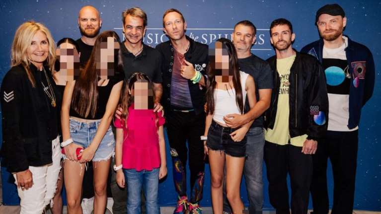 &quot;Εξαιρετική προβολή για τη χώρα μας&quot;: Το ευχαριστώ Μητσοτάκη στους Coldplay για το βίντεο κλιπ στο Ηρώδειο