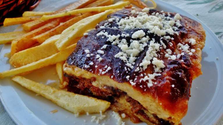 Σαντορίνη: Χρέωσαν μια μερίδα μουσακά 33 ευρώ επειδή...εδώ είναι Σαντορίνη