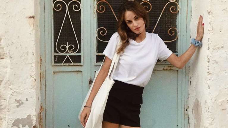 Μαρία Βοσκοπούλου: Στο κέντρο της Αθήνας με το απόλυτο φθινοπωρινό ντύσιμο - Λευκό τζιν και biker jacket [εικόνες]