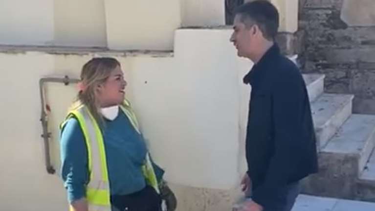 Αυτή είναι η υπάλληλος του δήμου Αθηναίων που βρήκε 19 χιλιάδες ευρώ και τα παρέδωσε στις Αρχές