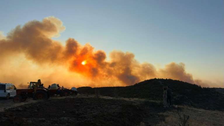 Σμύρνη: Μαίνονται οι πυρκαγιές σε Σεφεριχισάρ και Μεντέρες - Μεγάλες εκκενώσεις οικισμών, 50.000 άνθρωποι απομακρύνθηκαν
