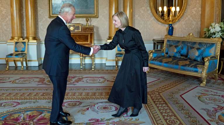 Η Λιζ Τρας έβαλε βέτο στο πρώτο ταξίδι του Καρόλου- Ηθελε να πάει στην Αίγυπτο για τη διάσκεψη για το κλίμα