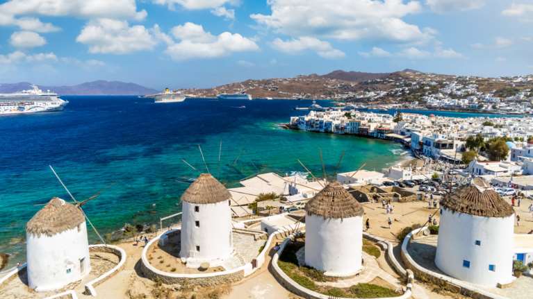 Στο σφυρί ακίνητα της οικογένειας Πατρώνη στη Μύκονο