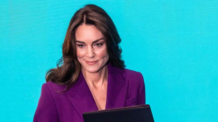 Φουλ γοητεία και αυτοπεποίθηση: Η Κέιτ Μίντλετον φόρεσε το κοστουμι της χωρίς τοπ και ήταν η τέλεια επιλογή