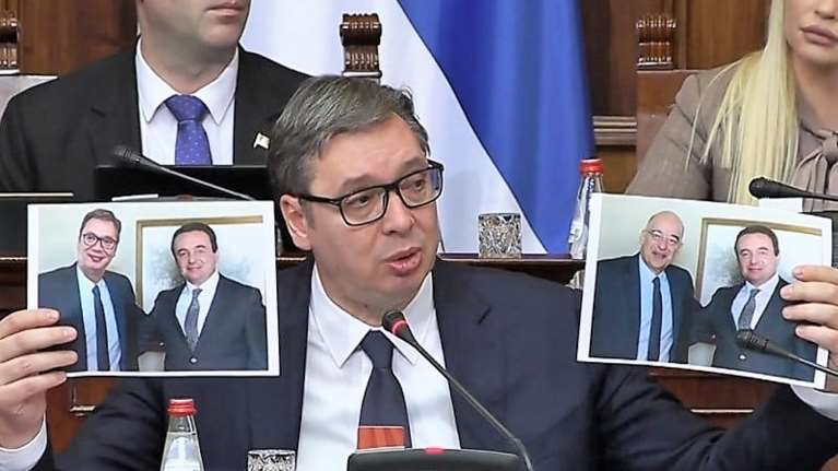 Σερβία: Ο Βούτσιτς έδειξε στη Βουλή φωτογραφία του Δένδια στην οποία είχαν κάνει μοντάζ