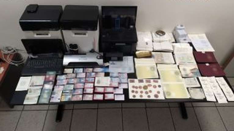 Εξαρθρώθηκε κύκλωμα που κατασκεύαζε πλαστά ταξιδιωτικά και διοικητικά έγγραφα στον Κολωνό