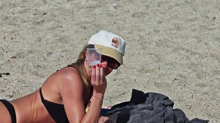 Στη θάλασσα γιόρτασαν τον Άγιο Βαλεντίνο χειμερινοί κολυμβητές - Με σαμπάνια, σοκολατάκια και κόκκινα μαγιό [βίντεο]